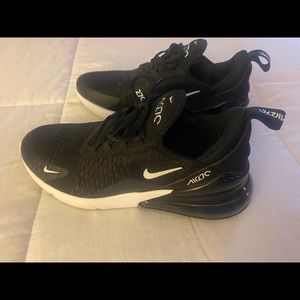 black nike air max 270s